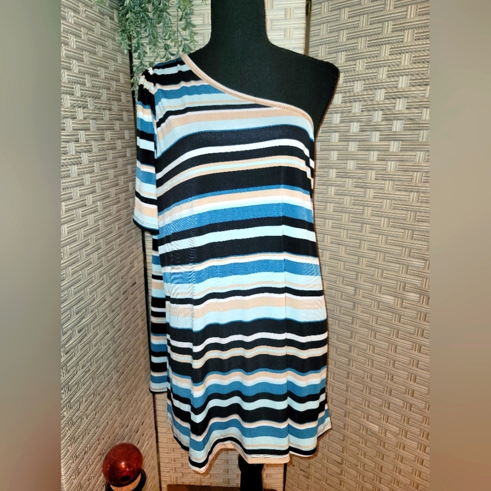 💥Lane Bryant 18/20 striped one shoulder swing tee.
